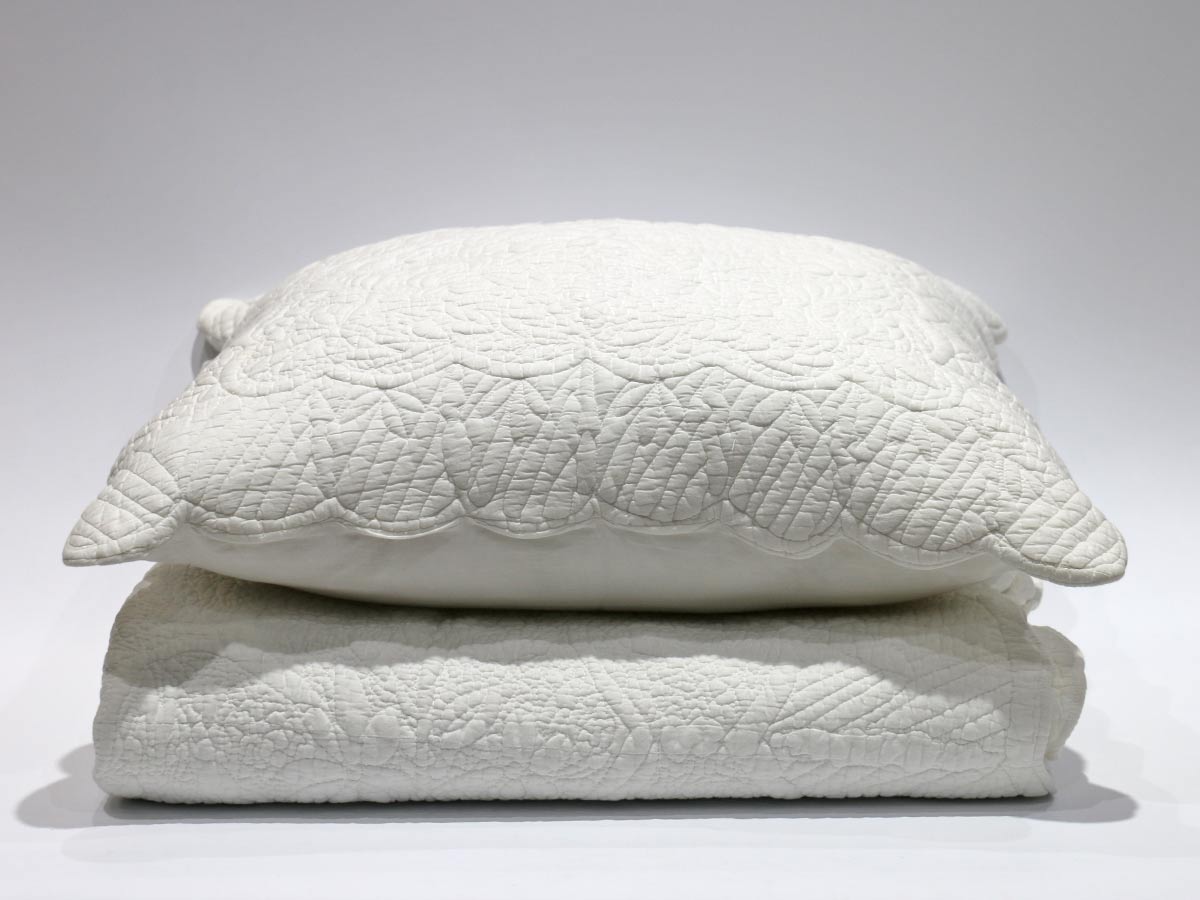 scalloped edge quilt white 170x220 cm with one cushion cover