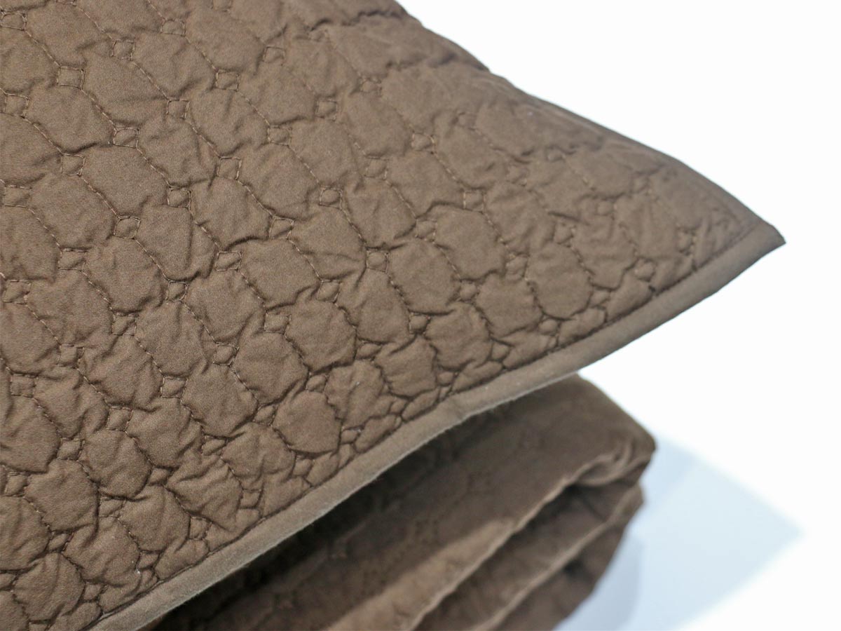 geometric design quilt brown 220x240 cm with two cushion covers