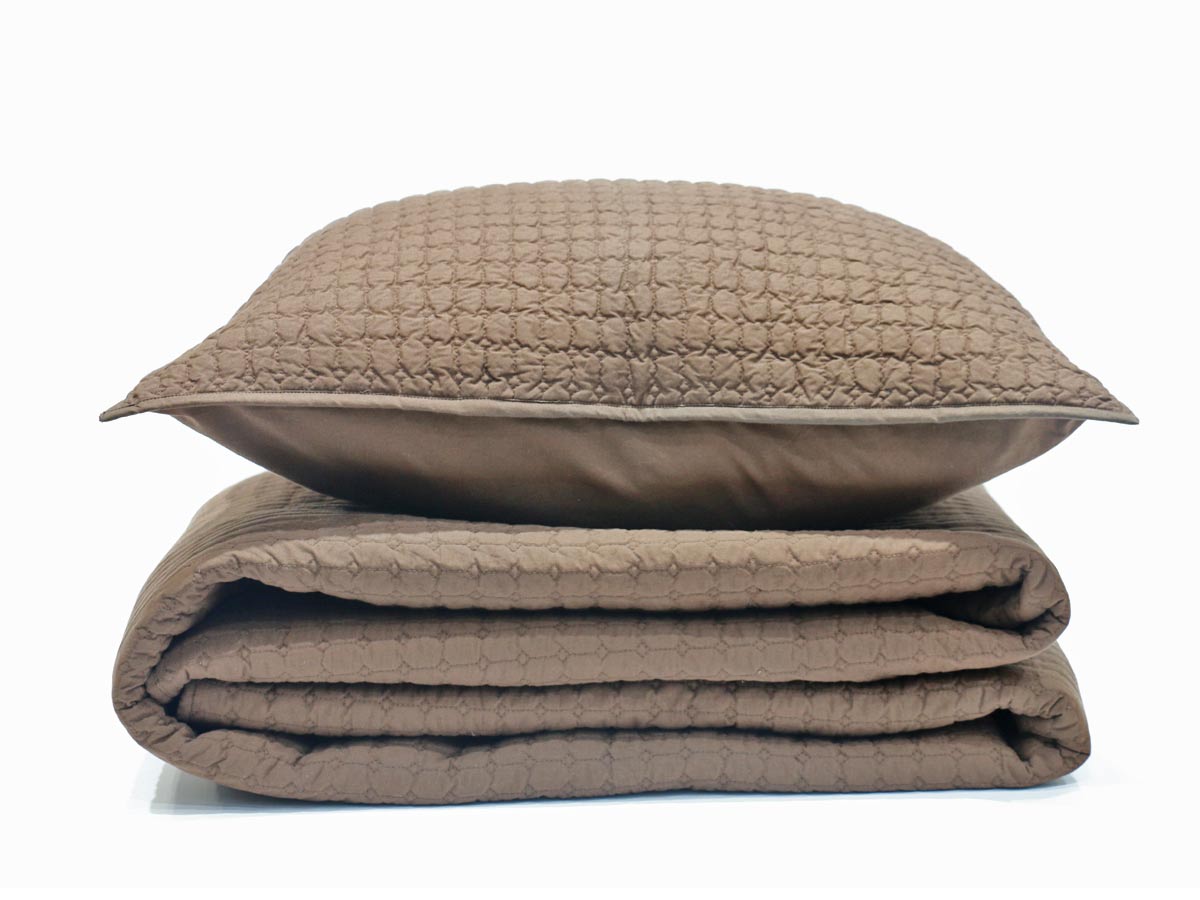 geometric design quilt brown 220x240 cm with two cushion covers