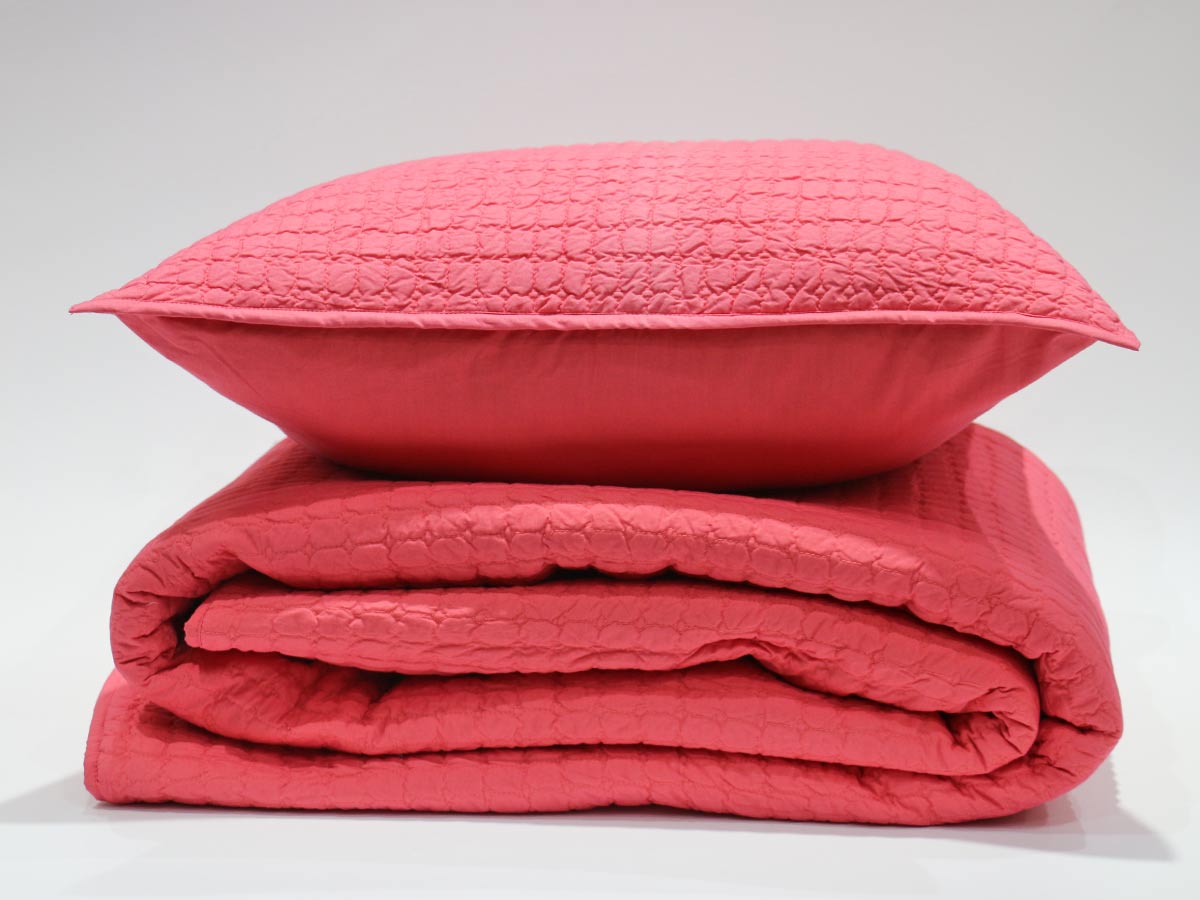 geometric design quilt coral 220x240 cm with two cushion covers