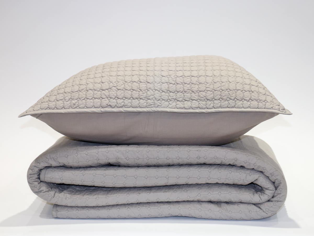 geometric design quilt grey 220x240 cm with two cushion covers