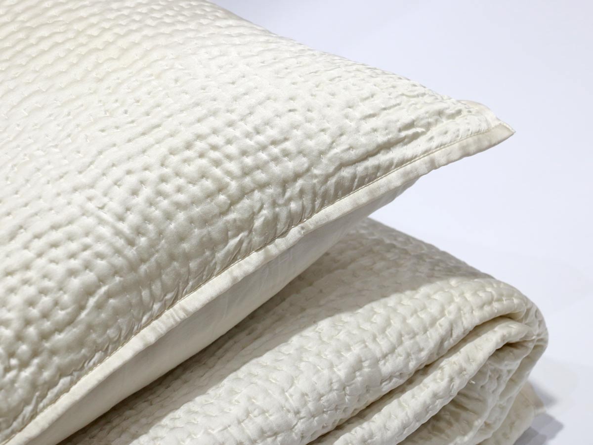 agata white silk quilt 220x240cm with two cushion covers