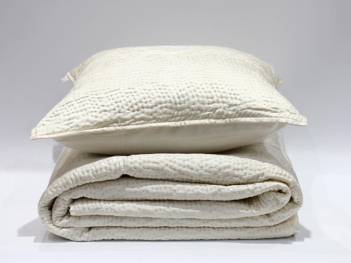 agata white silk quilt 220x240cm with two cushion covers