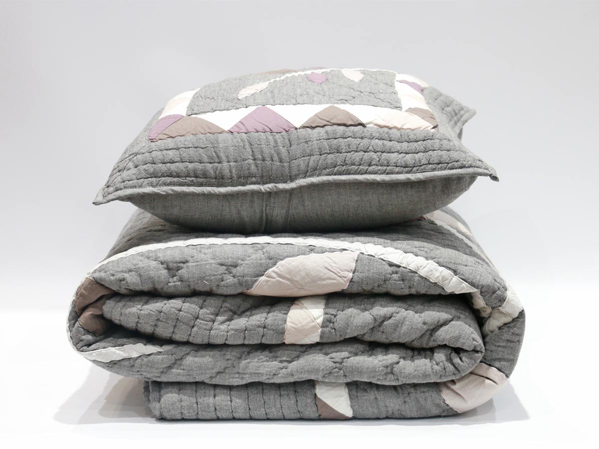 geometric design quilt 220x240 cm with two cushion covers