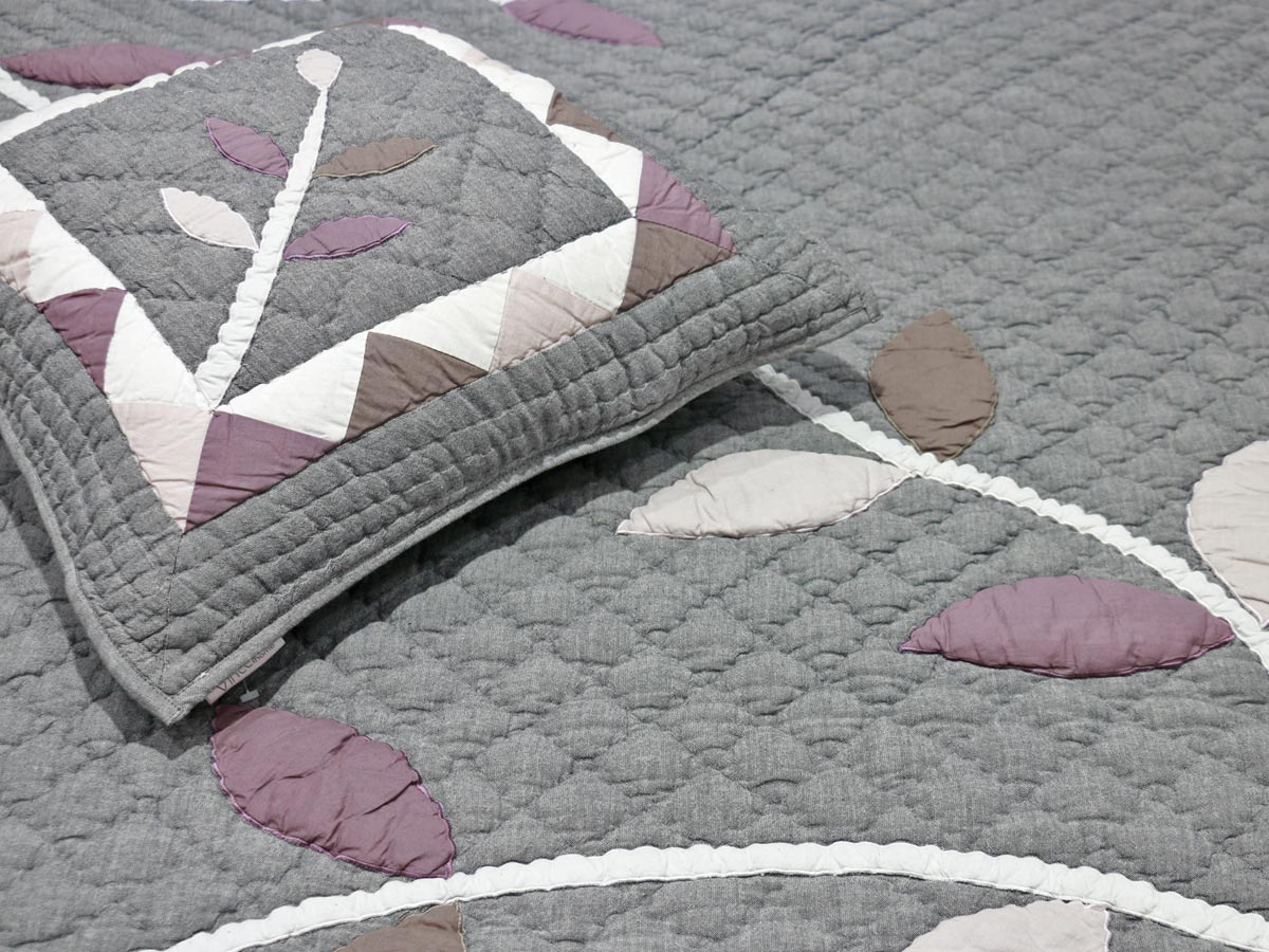 geometric design quilt 220x240 cm with two cushion covers