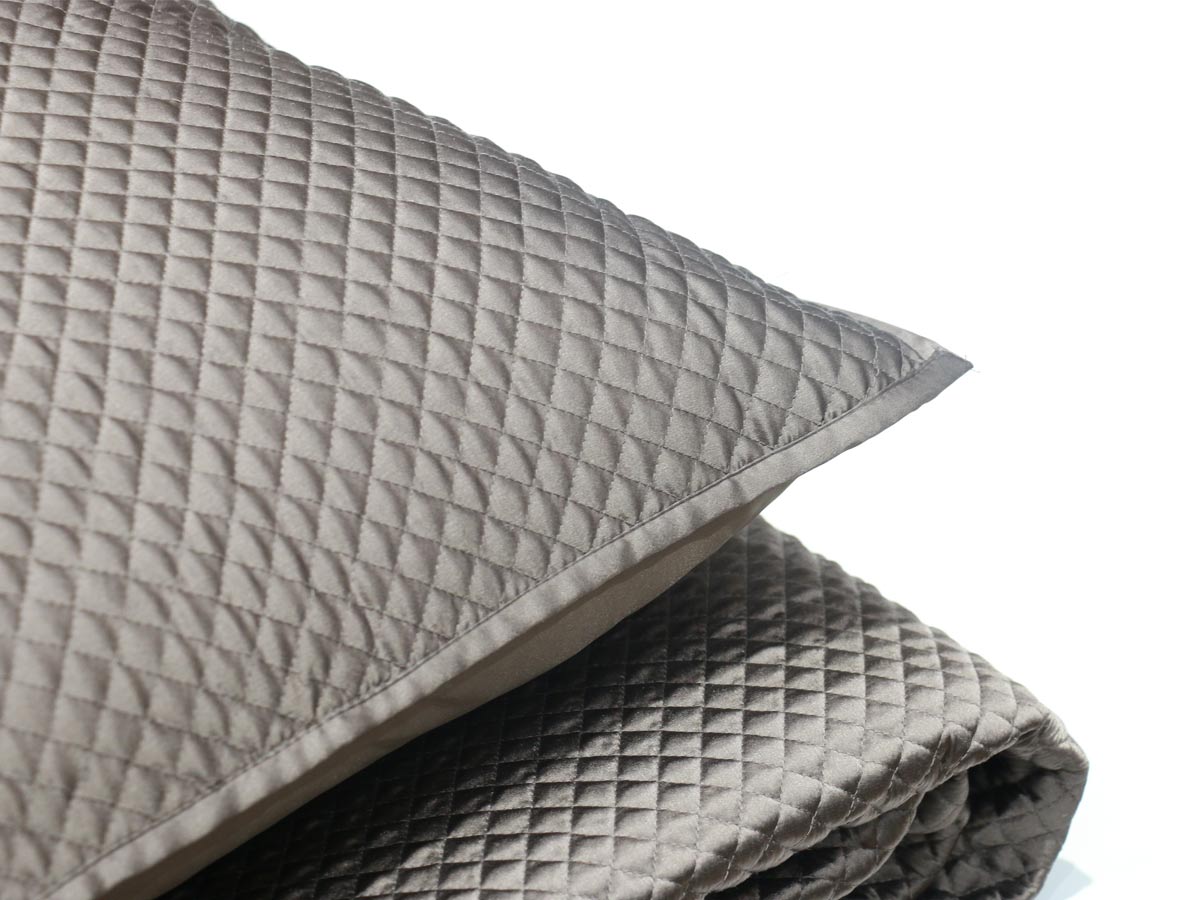 optical brown silky quilt 220x240 cm with two cushion covers