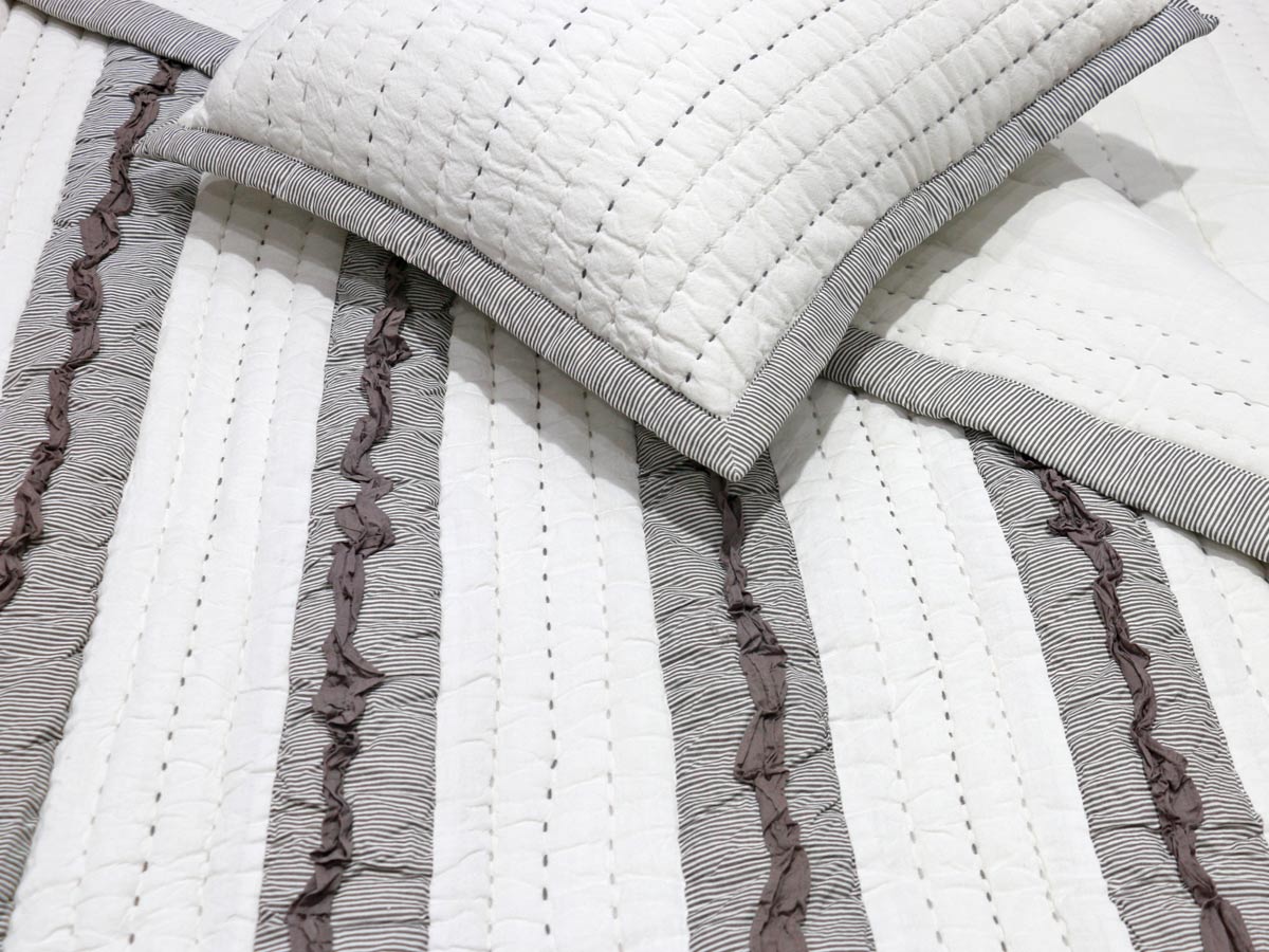 frilled cotton quilt with stitched design 220x240 cm with two cushion covers