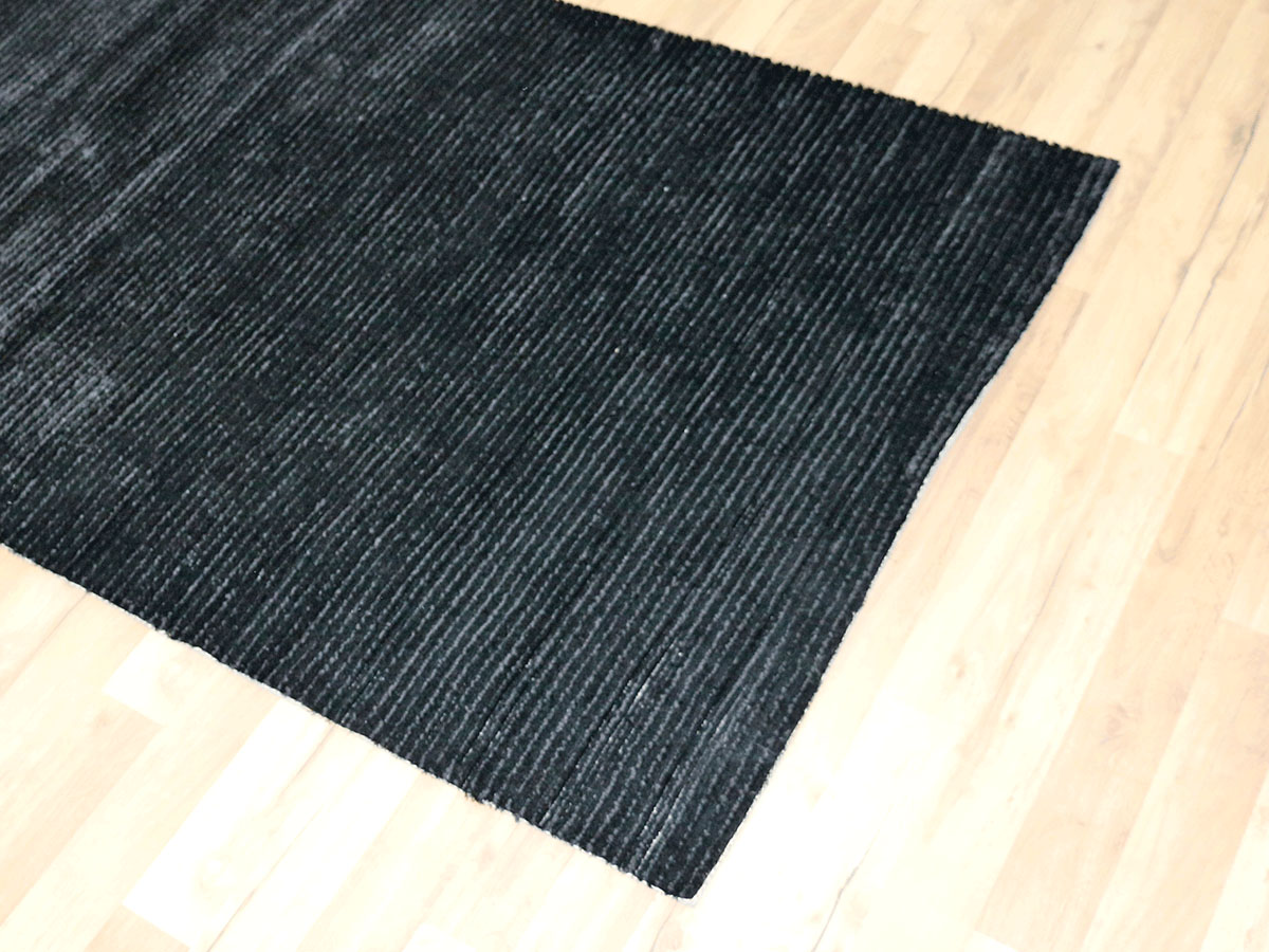 thick loop rug in black 120x180 cm