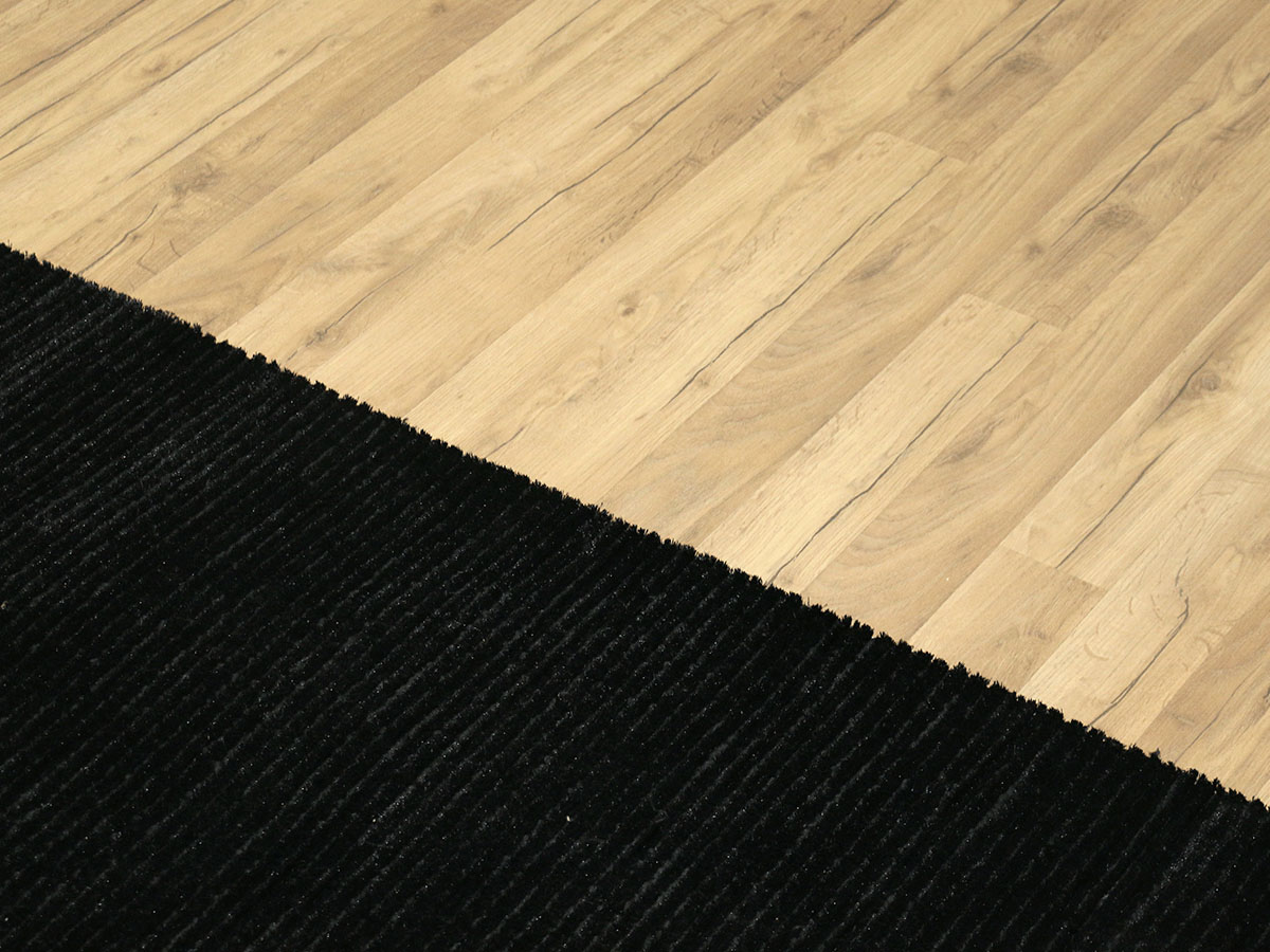 thick loop rug in black 120x180 cm