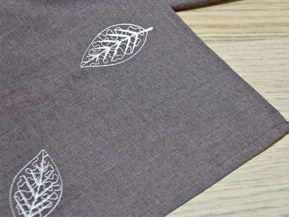 leaves design table runner