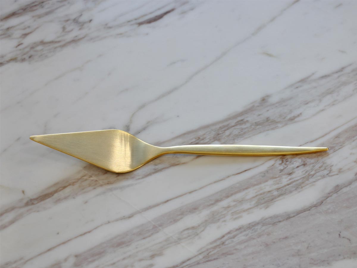 golden stainless steel cake server with matte finish