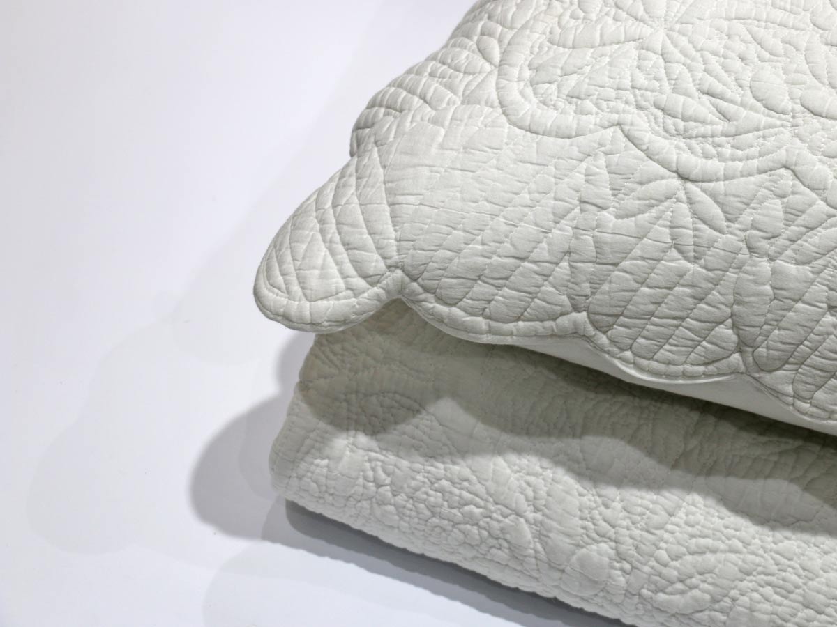 scalloped edge quilt white 170x220 cm with one cushion cover