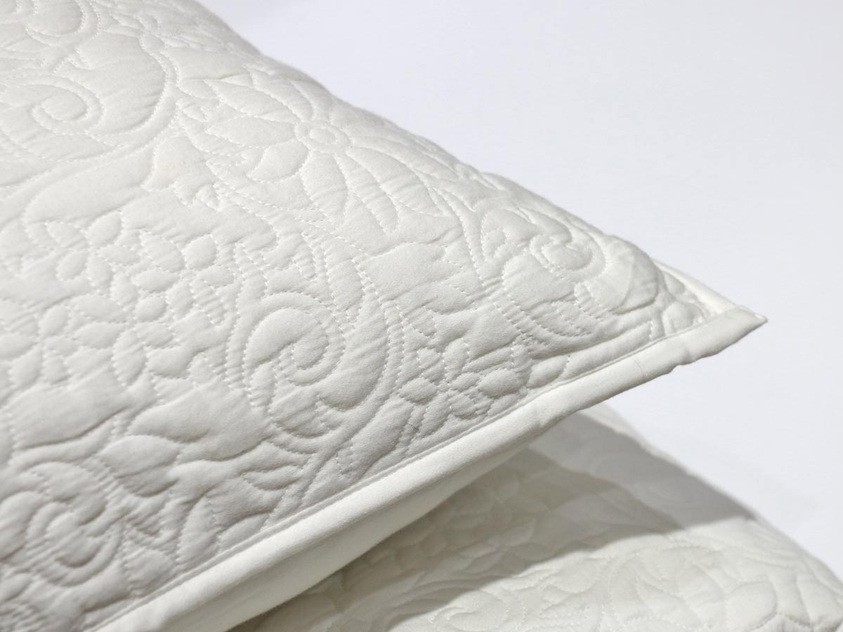 louise embroidered white quilt 220x240 cm with two cushion covers