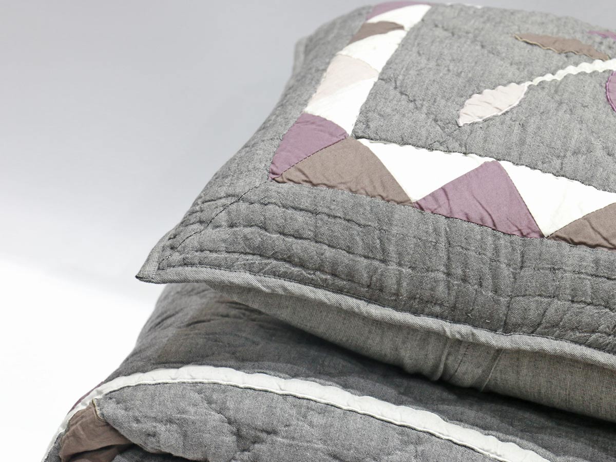 geometric design quilt 220x240 cm with two cushion covers
