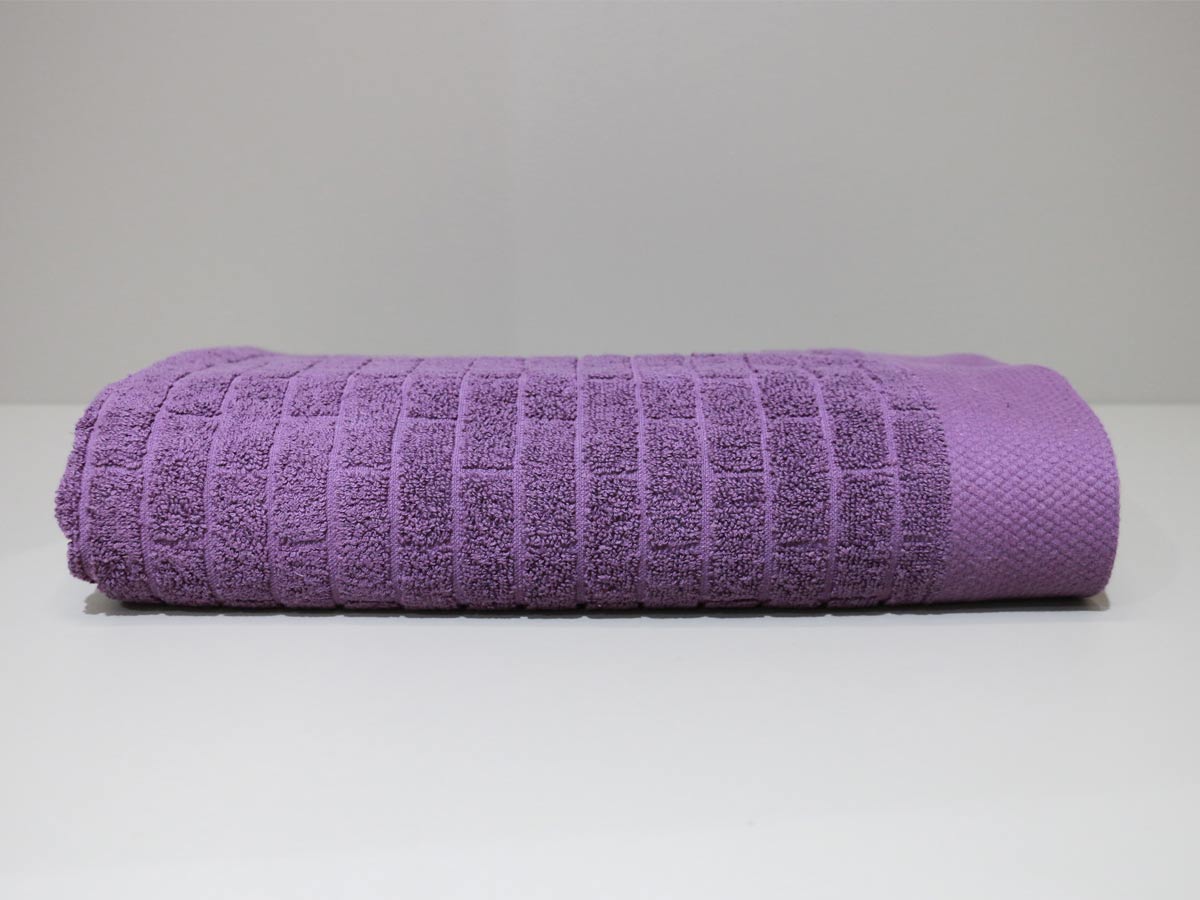 textured towel aubergine 70x140cm
