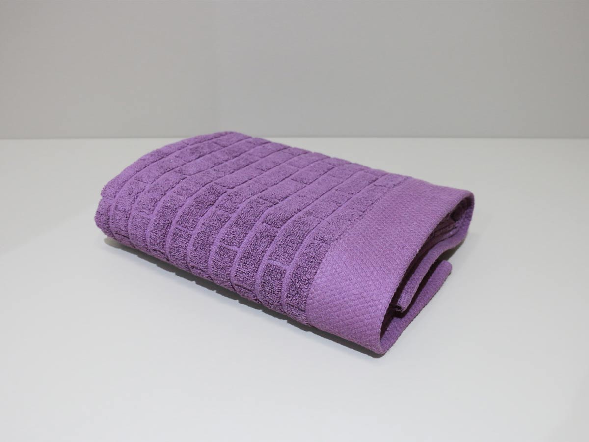 textured towel aubergine 50x100cm