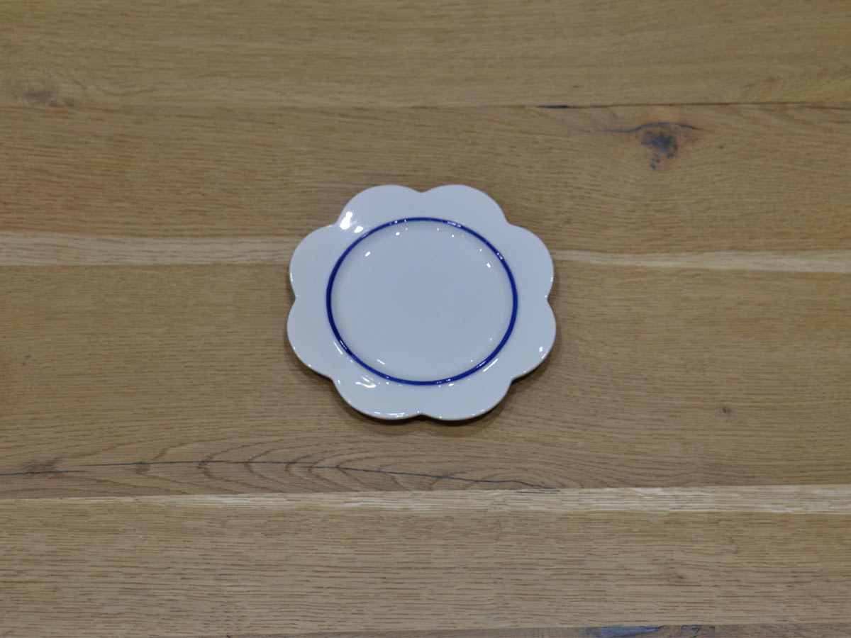 porcelain floral design plate with blue rim 16cm